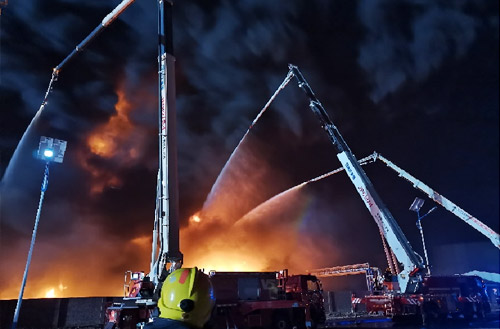 优德88数十辆抬高喷射消防车救援河北沧州南大港工业园区火灾