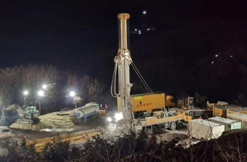 优德88携XSC1200车载深井钻机星夜前往栖霞开展金矿救援事情
