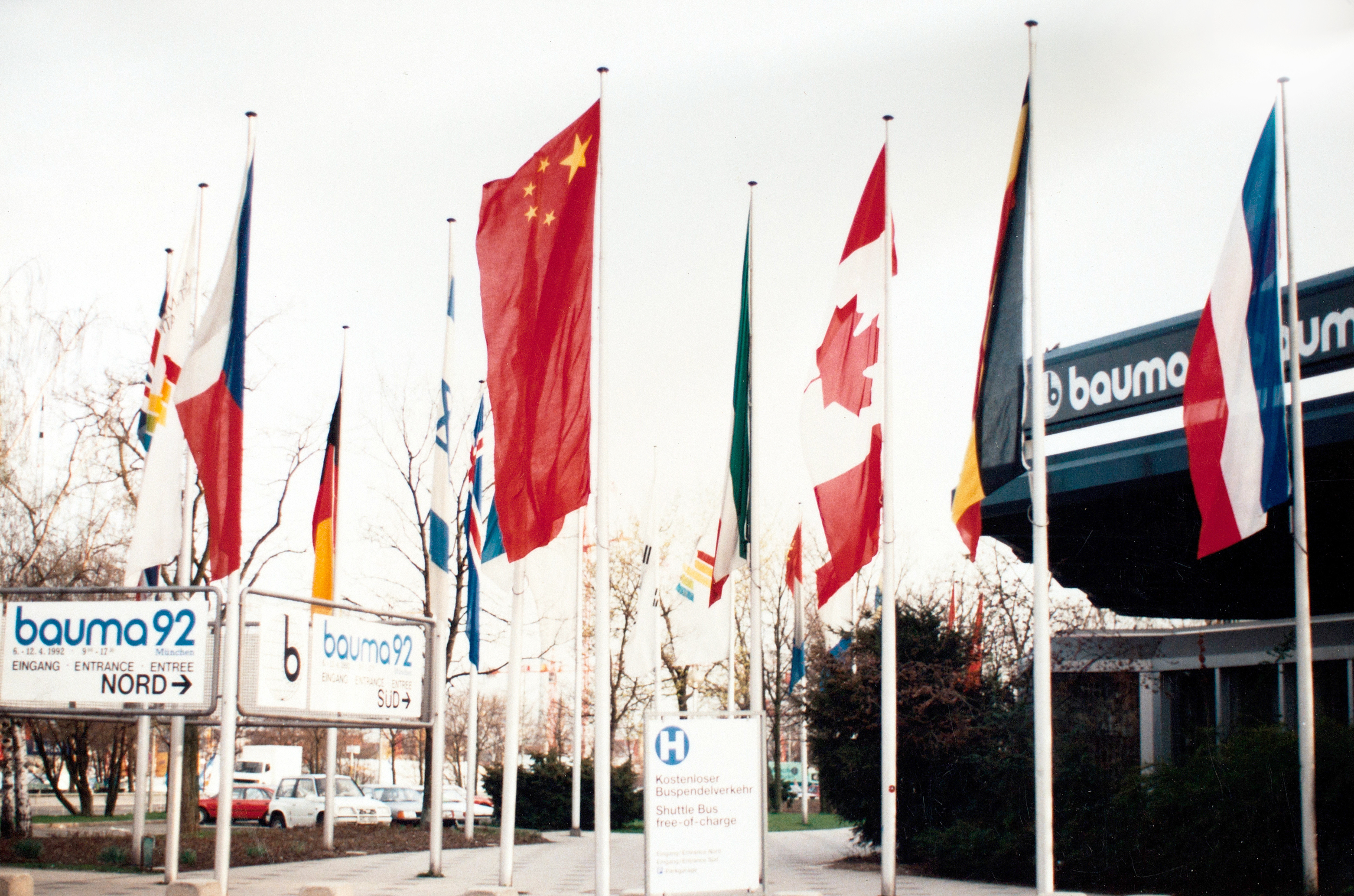 优德88成为行业首家取得自营出口权的企业，，，正式拉开国际化序幕；；是年，，，优德88代表行业首次加入德国宝马展