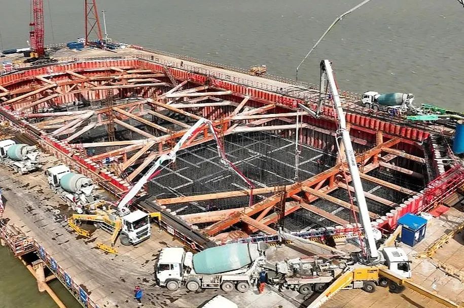 优德88泵车再筑“天下之最”张靖皋长江大桥！！