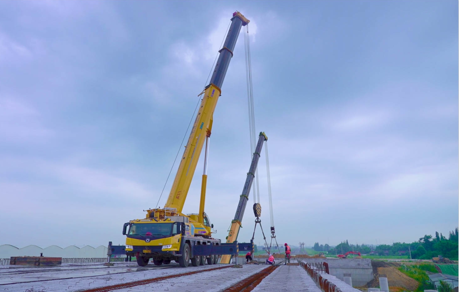 空中对飞接力！！！优德88三款百吨级携手抬吊！！！