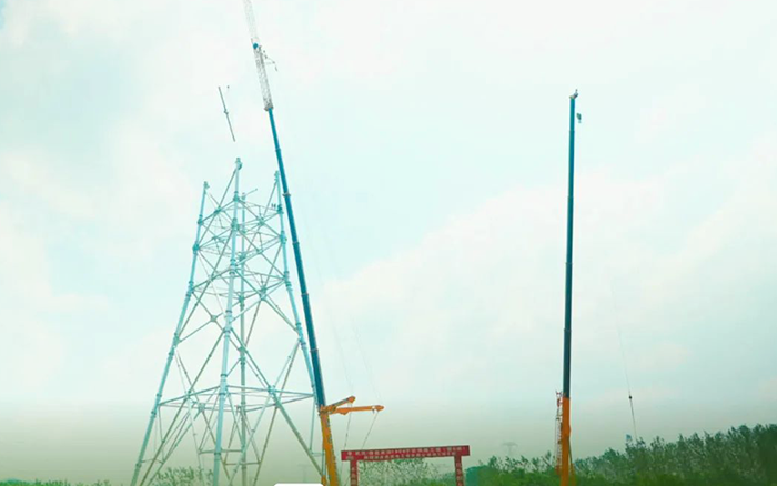 优德88XCA600L8长江边锚塔吊装