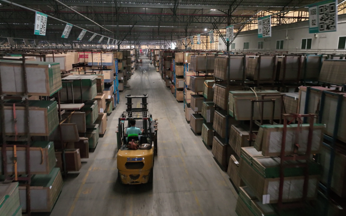 优德88高压重载锂电叉车叉车助力陶瓷行业开展