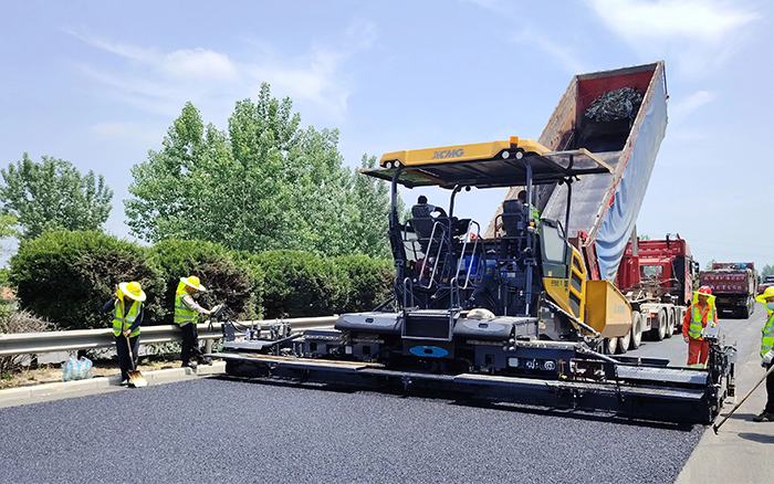 RP905IV摊铺机闪灼淮徐高速！