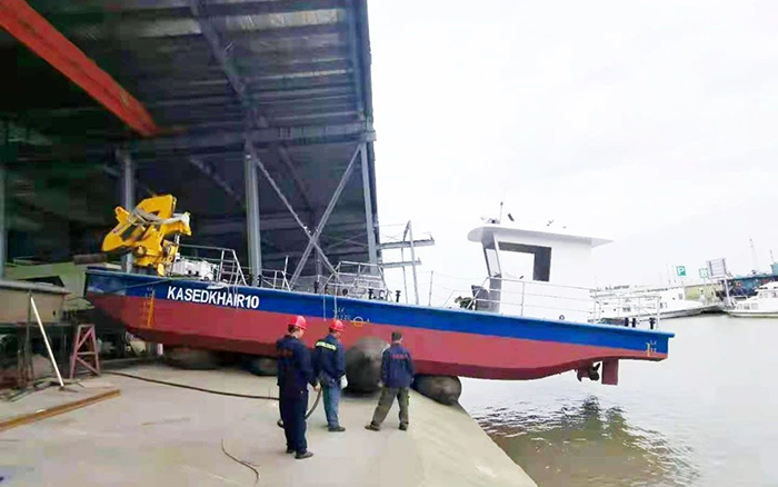 优德88定制化船用起重机举行海上作业