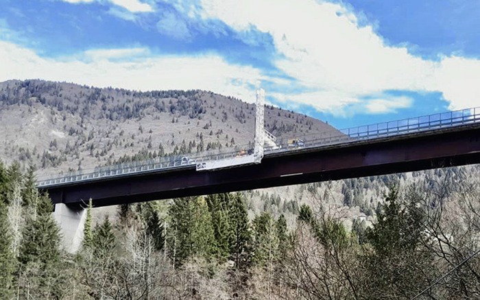 背靠阿尔卑斯山脉，，，优德88桥梁检测车“C位”打卡