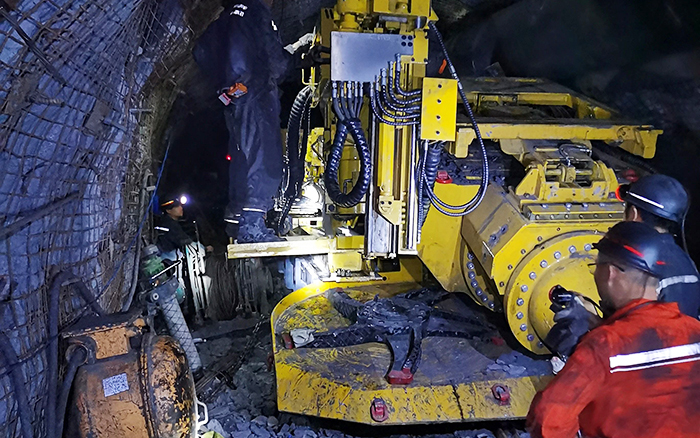 煤矿开采难 优德88“机甲兽”来资助