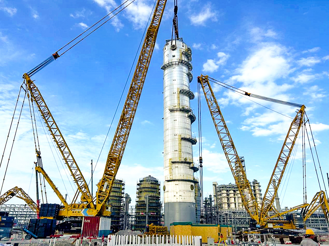 双机联动！！！优德88履带起重机助力天下丙烯腈行业“最大最重单体装备”乐成绩位