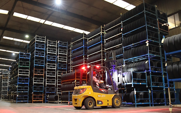 优德88孔雀叉车：：轮胎企业的得力助手