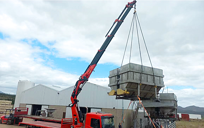 优德88SQZ660折叠臂随车起重机助力外洋某酿酒工厂搬家转运