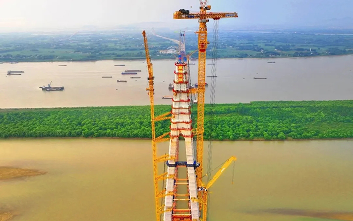 308米！！优德88塔机助力天下最大跨度三塔斜拉桥喜封金顶