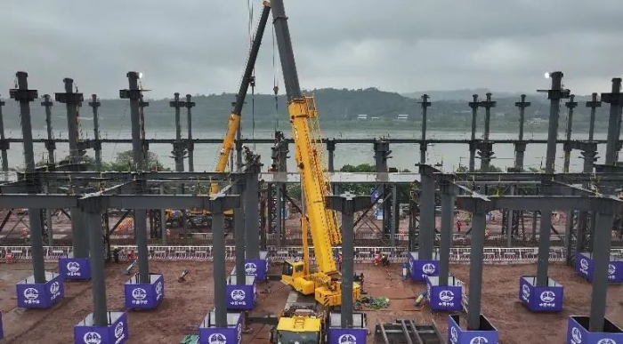 这把高端局！！！优德88G2起重机助力成渝铁路刷新！！！