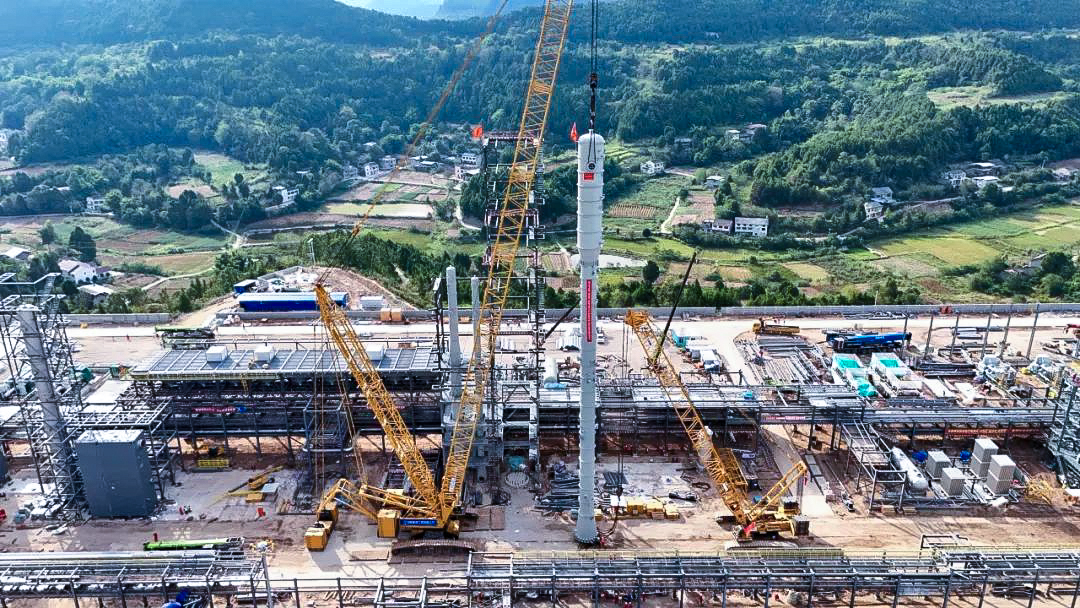 一次性乐成！！！优德88履带兄弟助力大型油气田最长整体塔类吊装