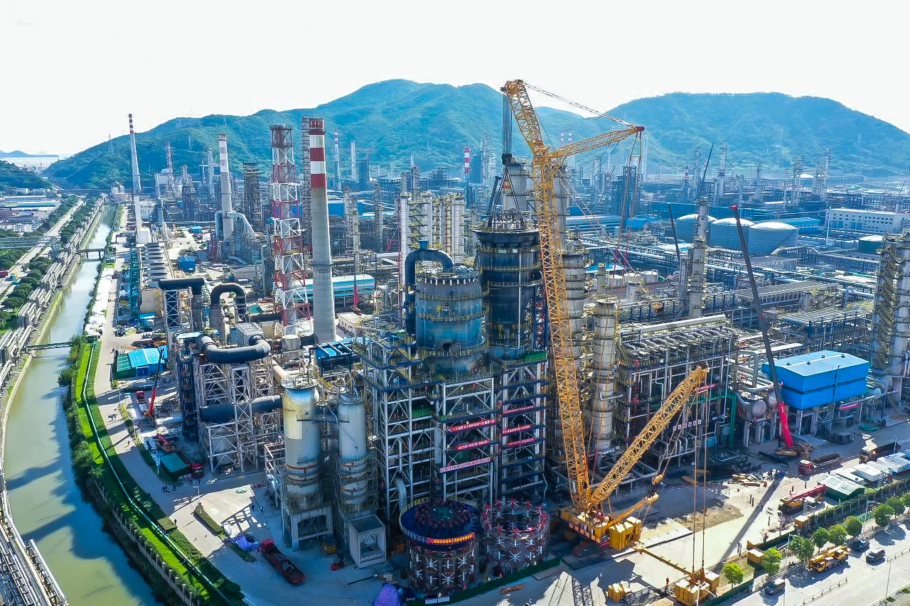 吊重达648.6吨！！！XLC30000助力石化装备大磨练