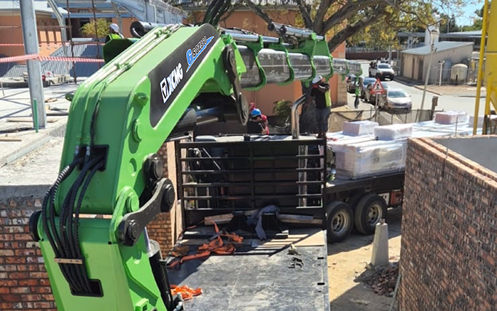 优德88GSQZ860折叠臂随车起重机在作业中 展现强盛稳固的跨障能力