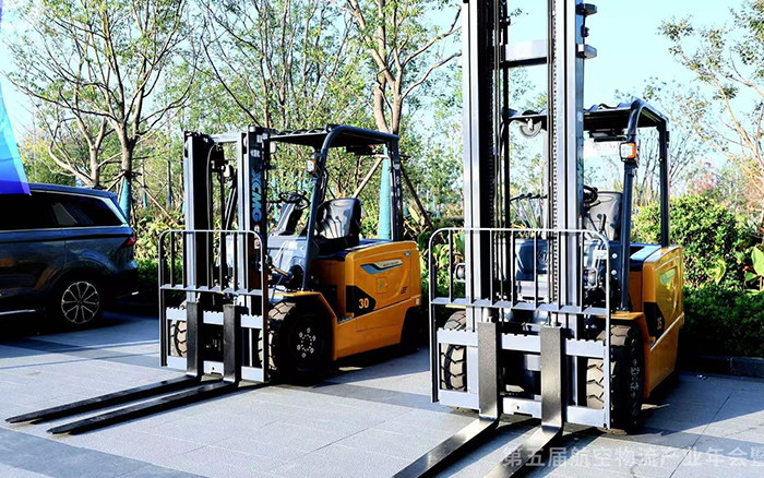  优德88叉车亮相第五届航空物流工业年会