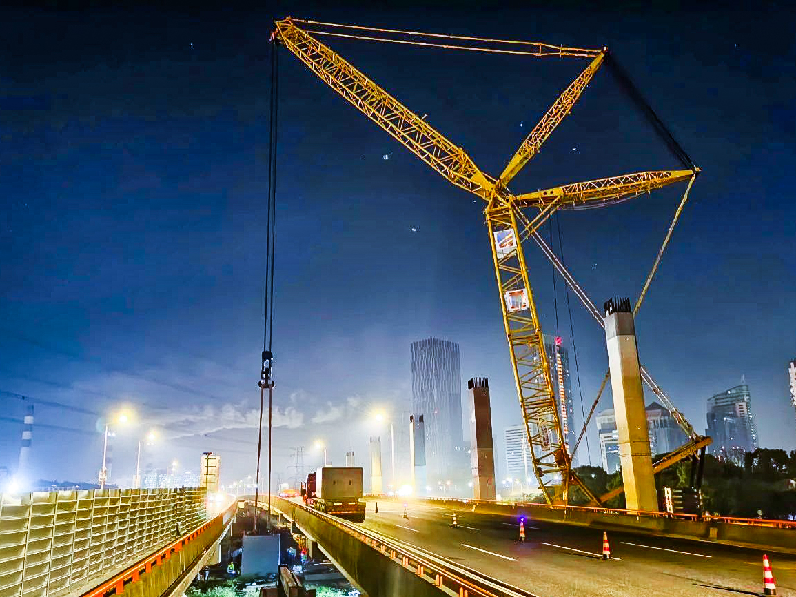 仅用4小时！！XGC650跨高速助力沿江通道钢盖梁乐成吊装