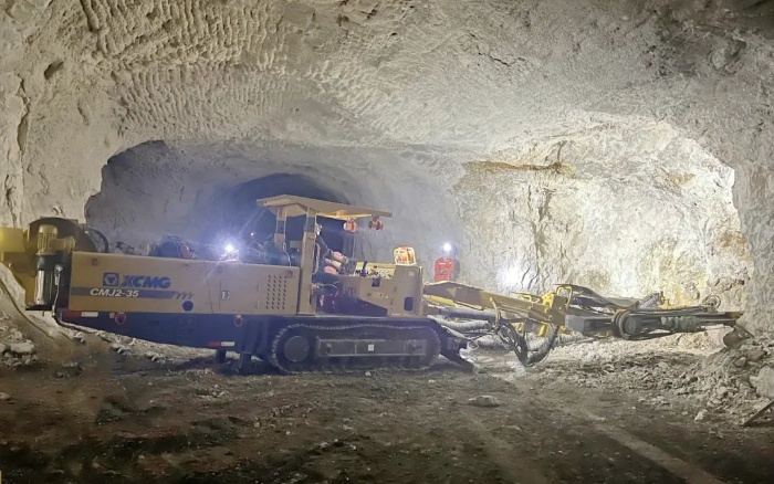 窄小巷道作业！！！优德88掘进钻车助力铁矿开采