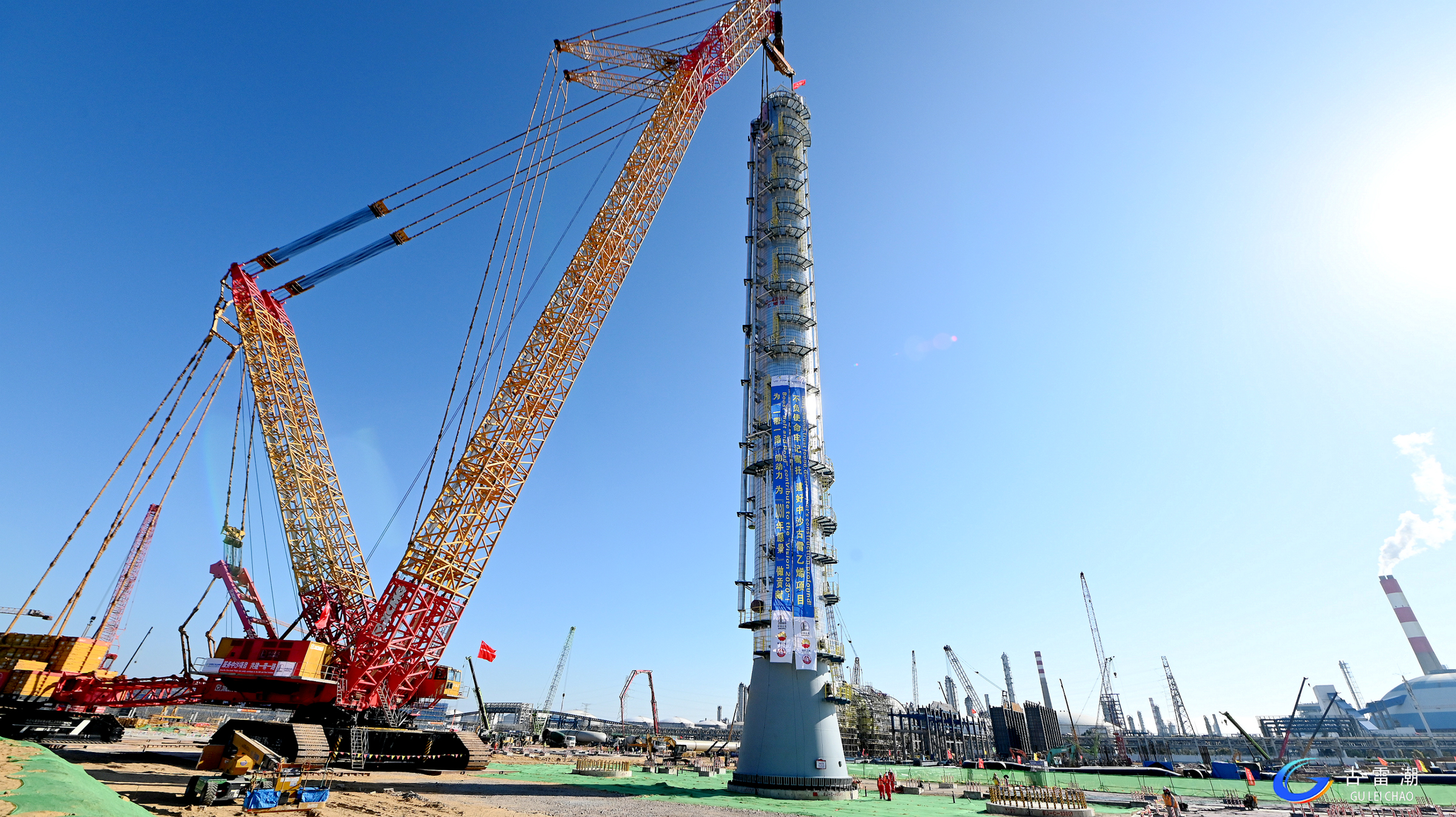 吊重1150吨！！！XGC88000助力大型石化项目首台千吨级装备精准就位