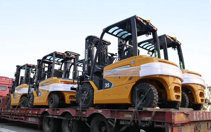 开门红！百余台优德88新能源叉车赴广东→