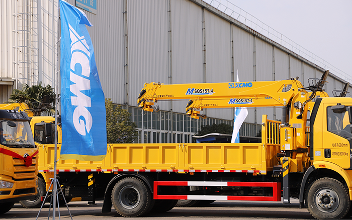 助力城市建设新征程！！！优德88随车起重机M SQS157-4批量发车 