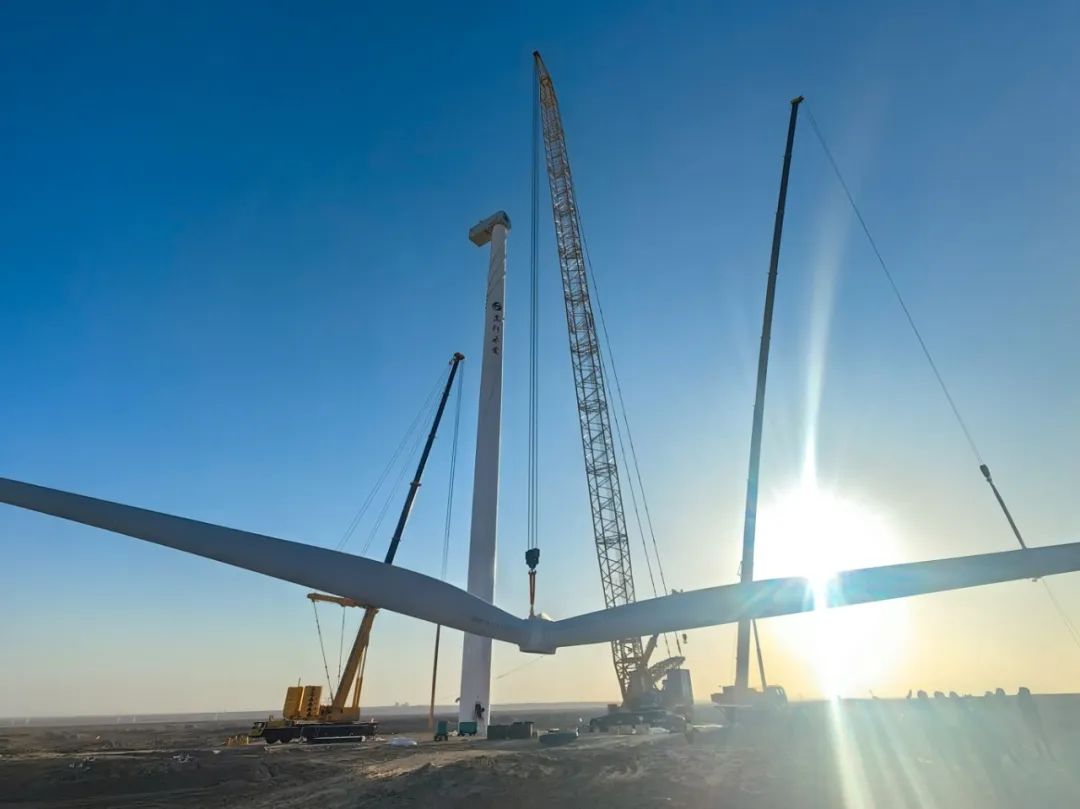 “零误差”！！！西北沙漠现风电“超等大片”，，优德88XLC18000M领衔多机协同吊装