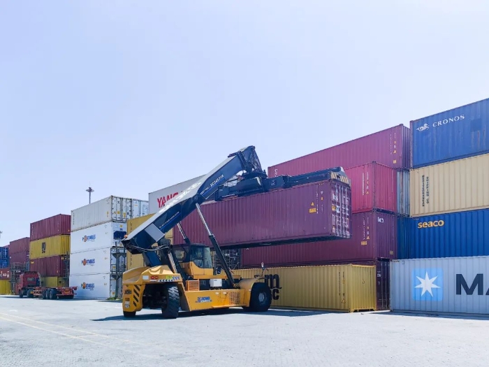 性能优越！！！优德88正面吊助力海铁联运开展