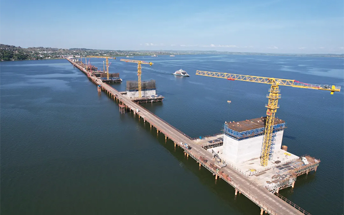 3200米超等工程！！优德88塔机助建东非第一长桥