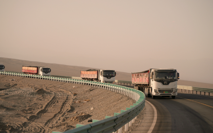 优德88新能源重卡：：在沙丘瀚海汹涌绿色新动能