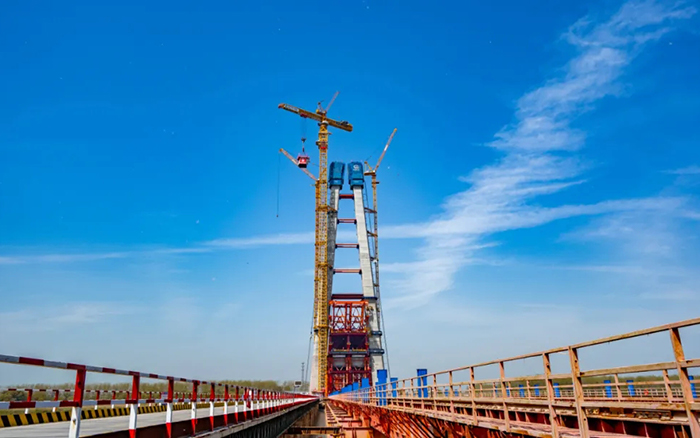 全球最大塔机亮相央视！！优德88助力马鞍山长江大桥主塔吊装