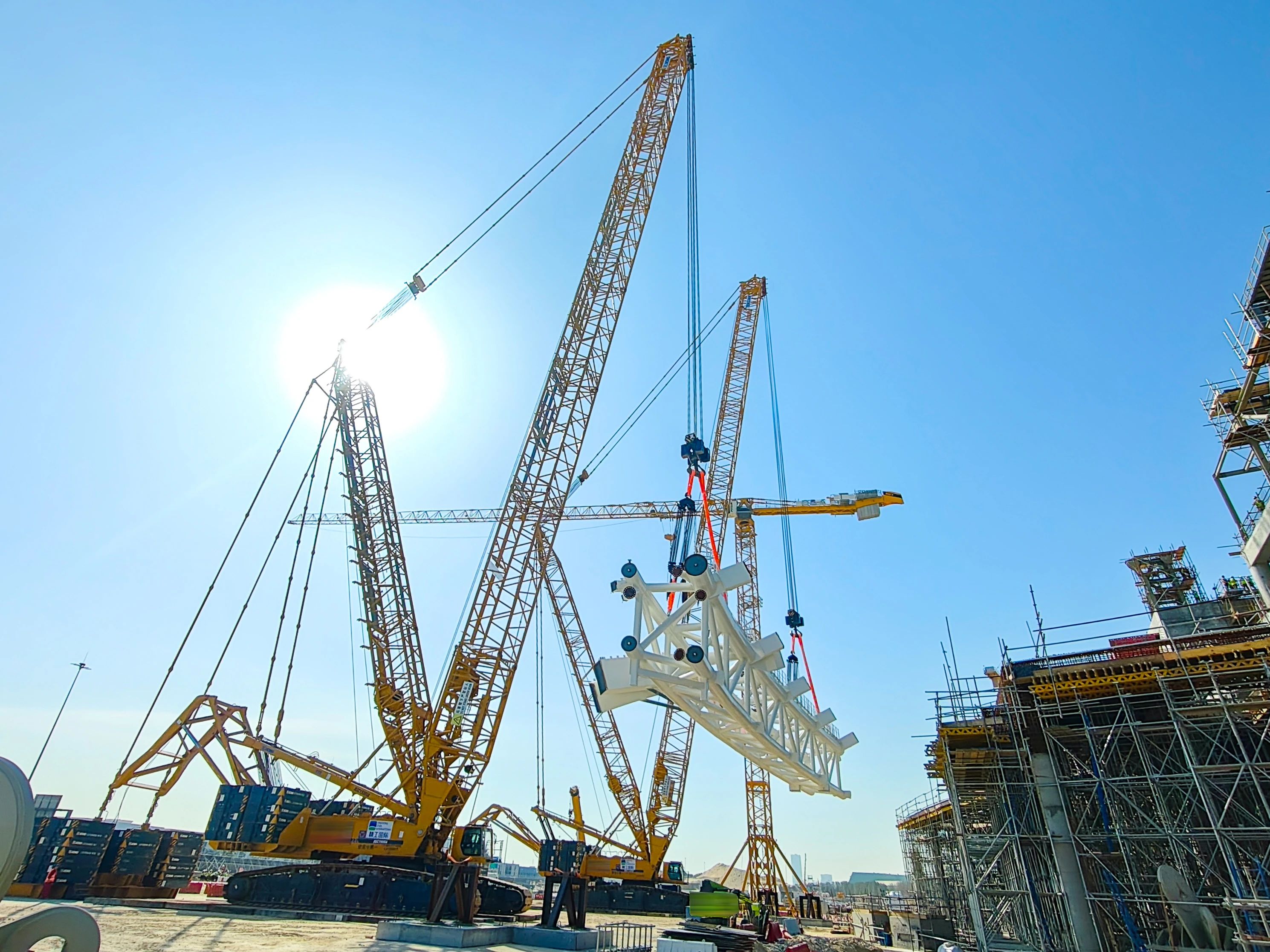 毫米级精度托举天下杯梦想——优德88履带起重机奋战沙特！！！