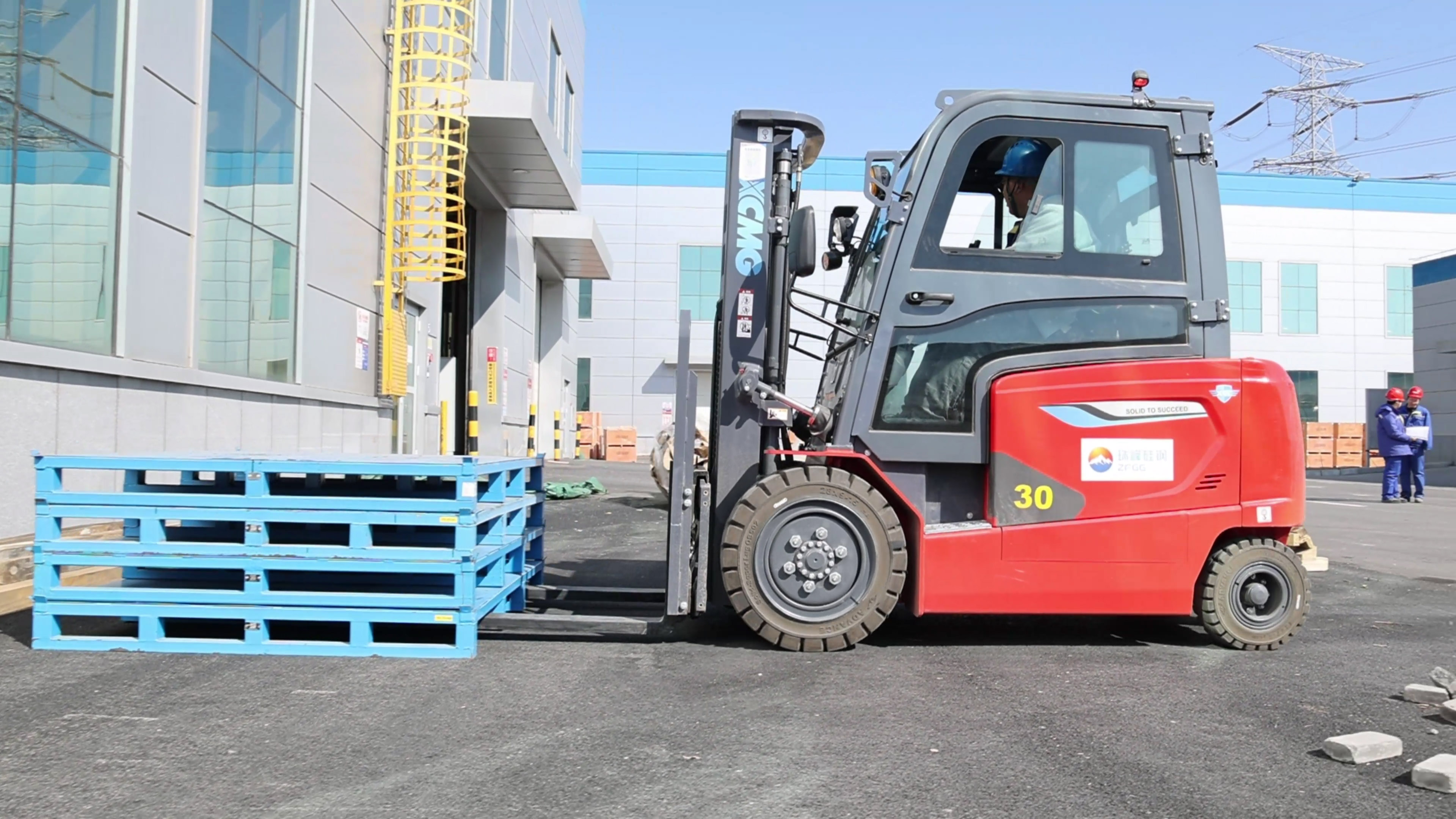 小巧精悍，，优德88鲲鹏系列电动平衡重叉车制造业大展身手