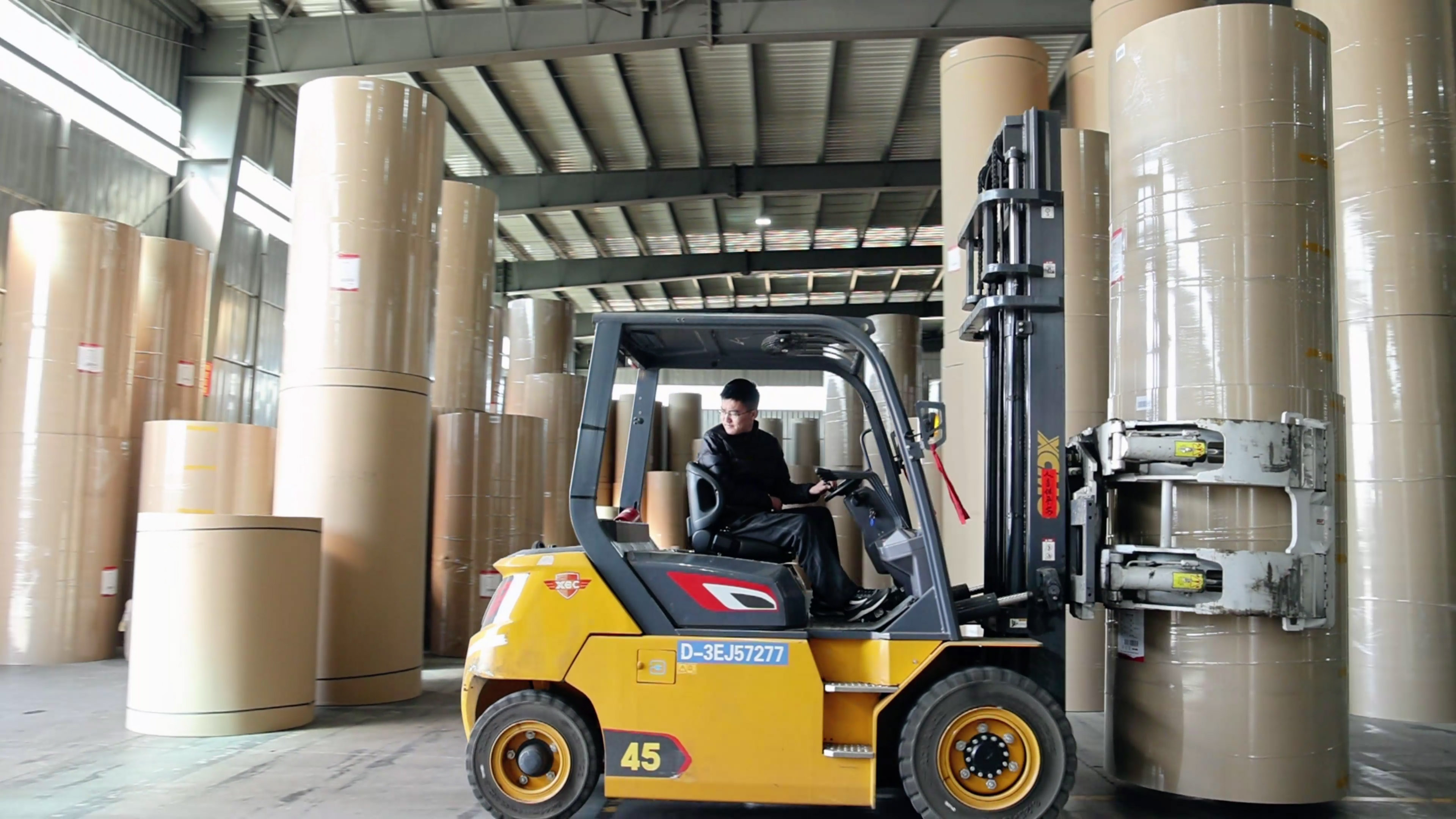 纸卷厂搬运利器，，优德88孔雀系列高压重载电动叉车