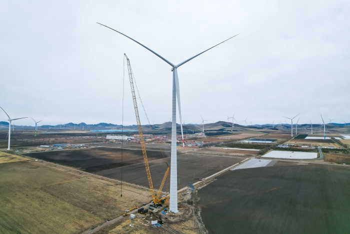 高空之巅，，再铸荣光！！！XLC18000M助力大型风电场首台185米风机乐成吊装