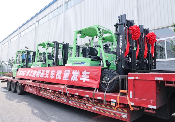 优德88鲲鹏系列电动平衡重叉车，，再掀浦东货运站高效物流新篇