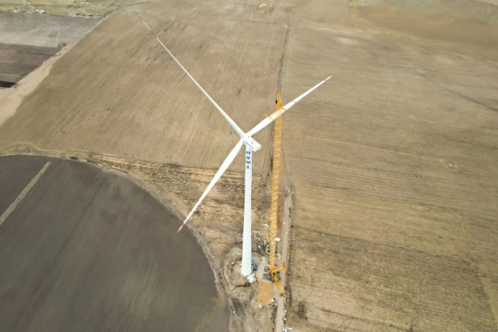 高空之巅，，再铸荣光！！！XLC18000M助力大型风电场首台185米风机乐成吊装