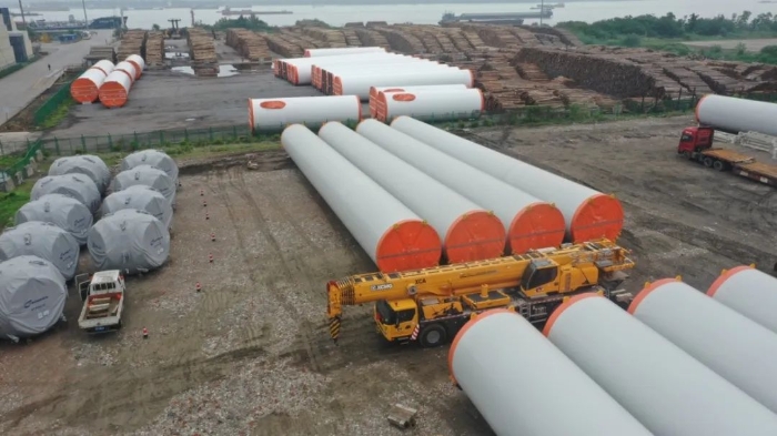 空间太？？？在下优德88G2代可变支腿，百吨塔筒在口岸“稳运”！！！