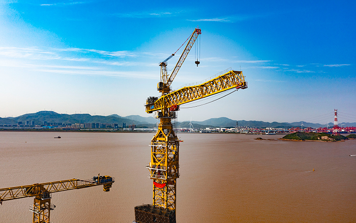 双塔筑脊梁！！优德88超大塔助建天下级大桥