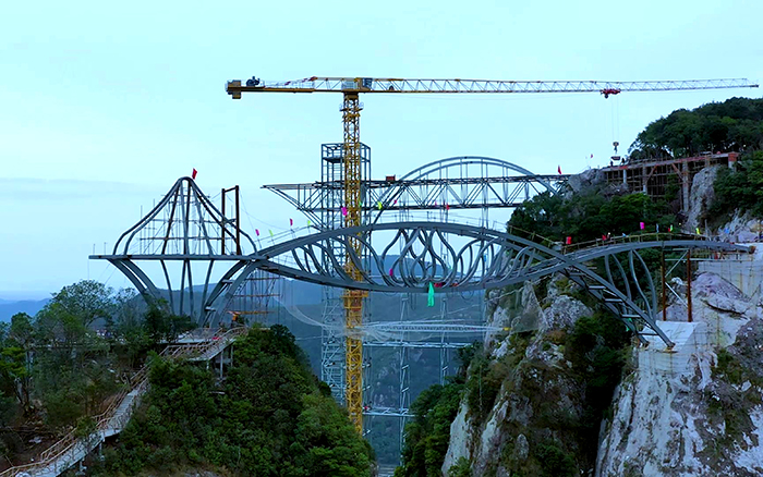 一览众山小。！！！看优德88塔机「与山齐肩」