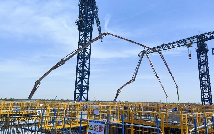 72米巨臂显神威！！优德88“钢铁侠”集结汉南长江大桥