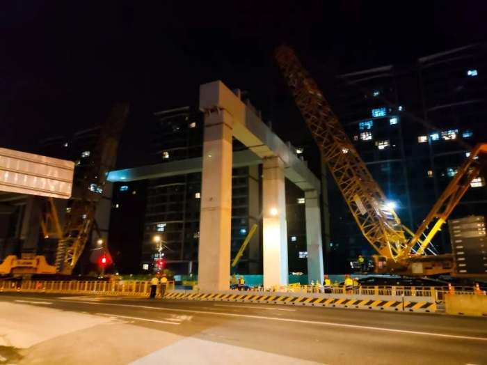 双机联动，，，毫米操控！！优德88XGC11000高效破解高架桥施工难题