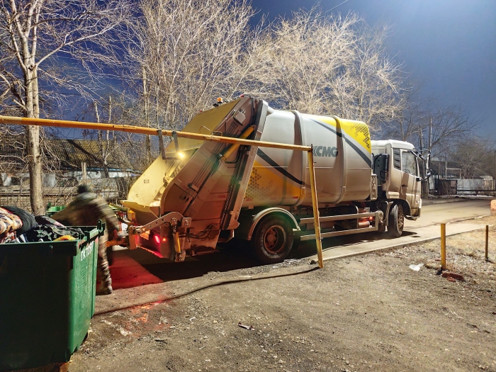 优德88后装压缩式垃圾车助力阿斯塔纳：：高效环保，，助力城市清洁