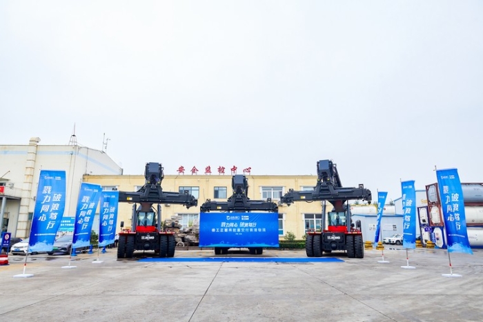 向海而兴 | 优德88正面吊批量交付青港物流集团