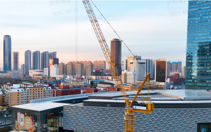 助建摩天双子塔 | 优德88动臂塔机闪灼“云端”