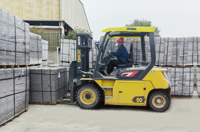 有“石”力！！！优德88孔雀电动叉车强势入驻石材厂