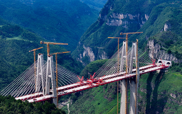 天堑变通途 优德88群塔铸就“云端桥塔