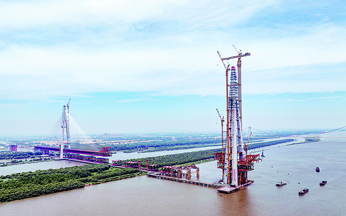 再显神威 优德88超大塔助力马鞍山长江公铁大桥最高主塔封顶