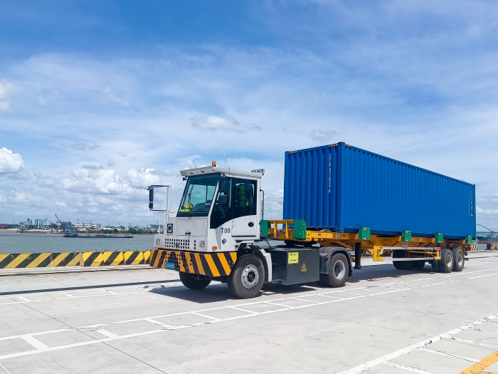 广州港甄。！去看口岸“特种兵”优德88纯电牵引车