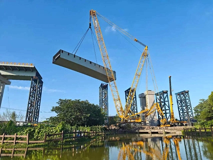 螺蛳壳里做道！！？？？优德88XGC11000高架旁上演“极限操作”