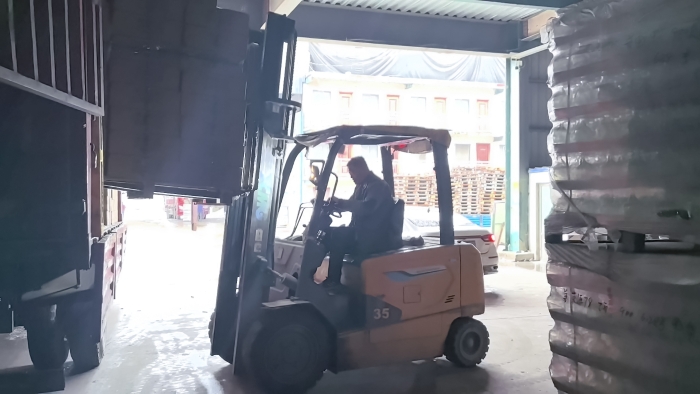 优德88叉车赋能山东玻璃瓶厂：破解易碎品搬运难题